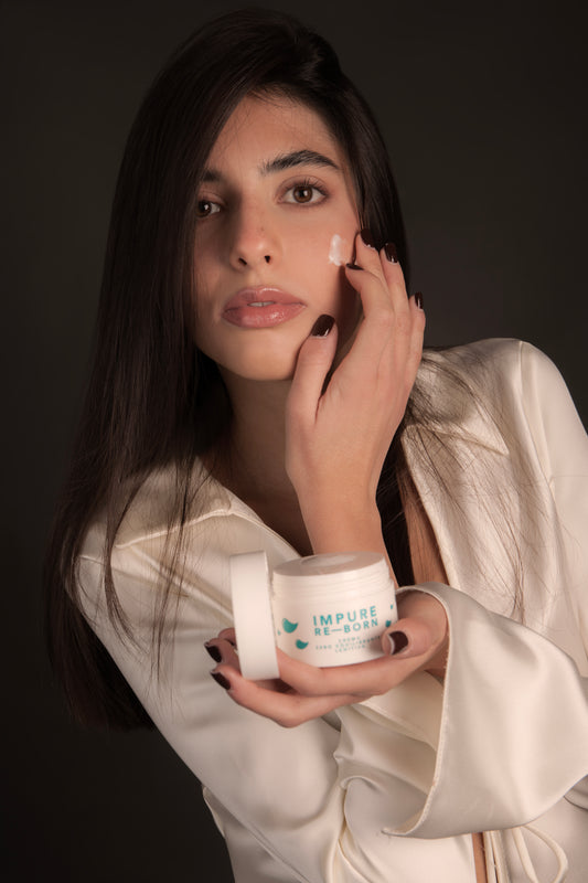 Vasetto della crema Re-Born di Shazy, formulata per pelli miste e grasse.